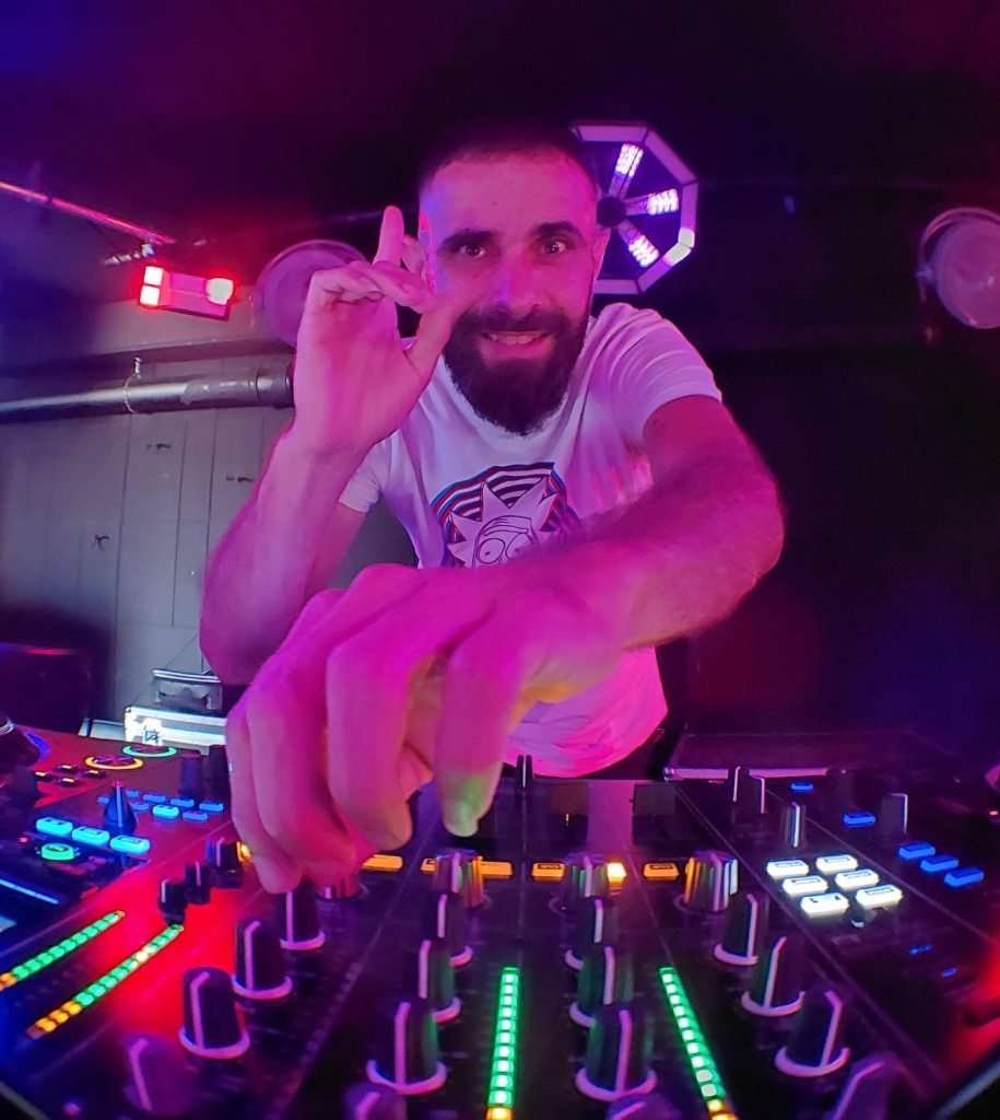 Nostradamuz: כוכב הטראנס שמגיע מהחלל החיצון להרעיד לכם את הרחבה